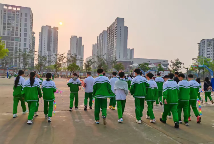 纸鸢寄梦，青春远航 —— 记海口景山学校九年级春日风筝放飞活动