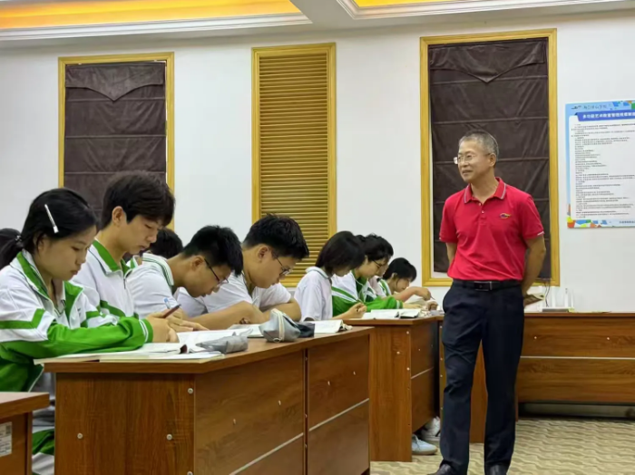 校长授课，躬身垂范 高知引航，笃行致远 —— 记2025年海口市中小学校长公开课比赛