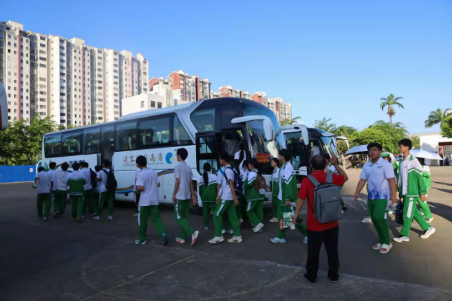景山攀桂凌云志，白水行舟踏浪行 —— 景山今日中考