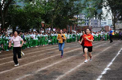 海口景山学校女教职工100米比赛