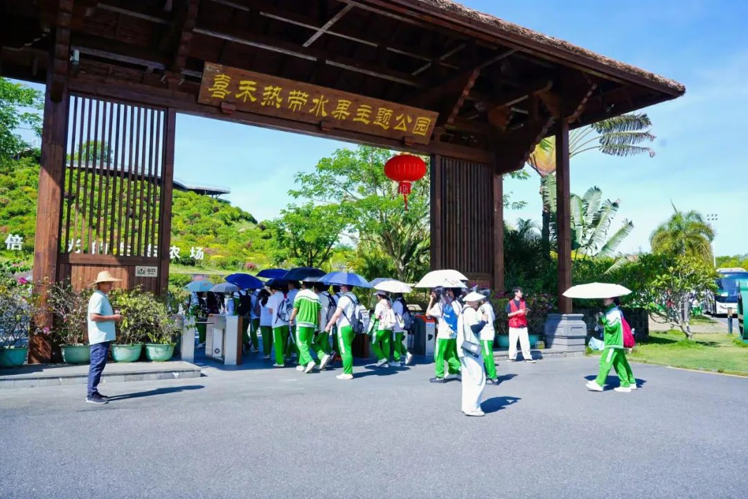 黎家技艺里见天地精神 东坡词章中寻古今和鸣 —— 海口景山学校（高中部）2025年春季研学实践活动